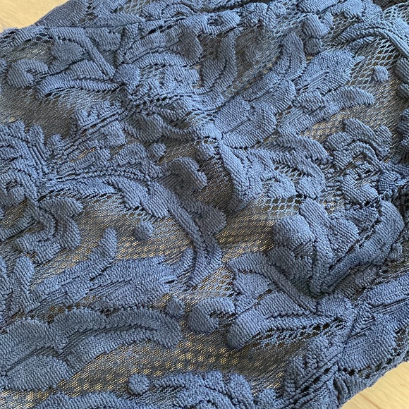 Stunning navy lace body con dress with full gold zipper in the back - Picture 2 of 4